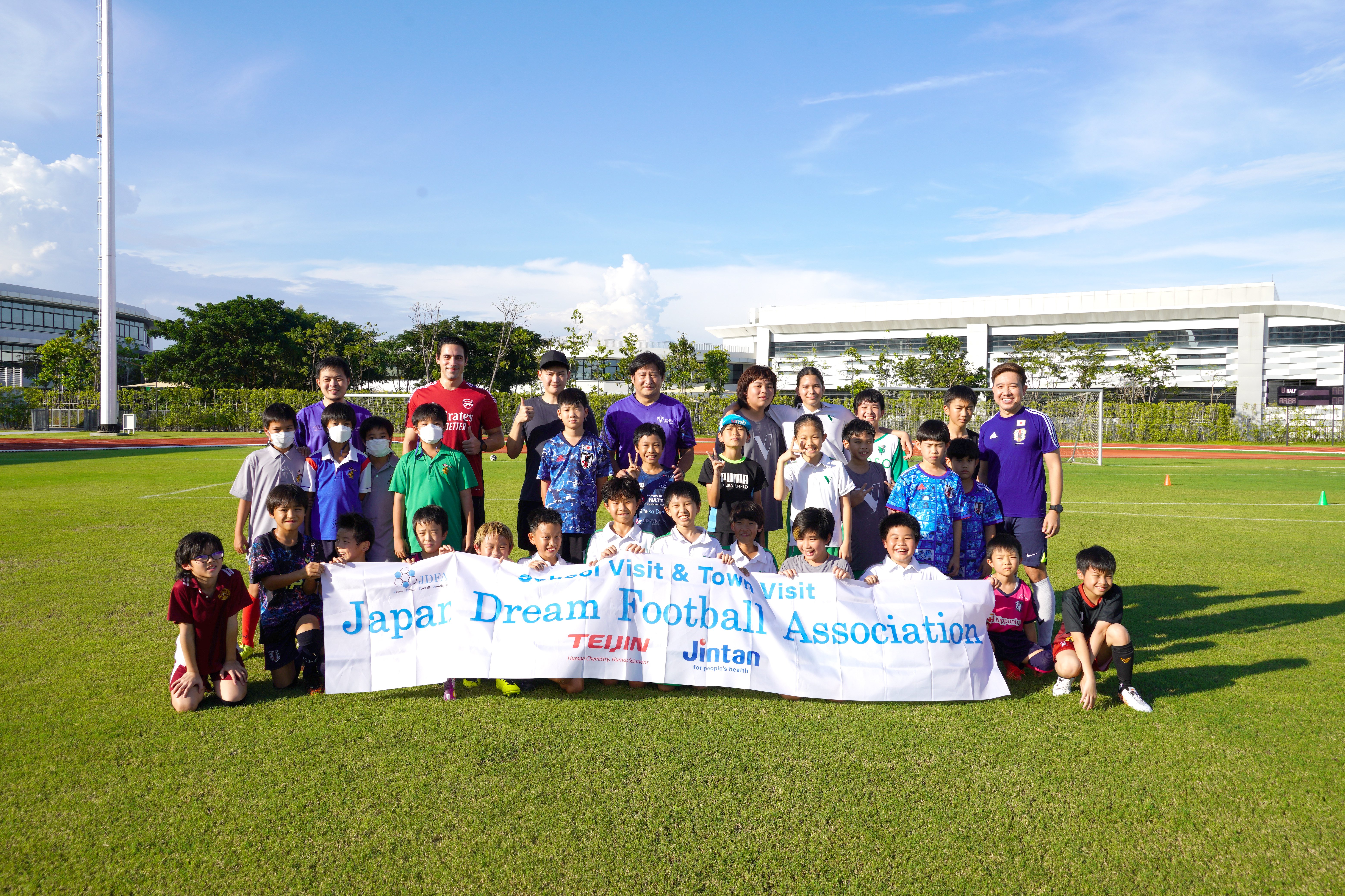 Masao Kiba(center) with Sami Yosef, VERSO Admissions Director (second left) Eakgapon Poyprakon, Sports Development Manager, VERSO (extreme right) with some of the players an an exclusive soccer skills clinic held at VERSO International School